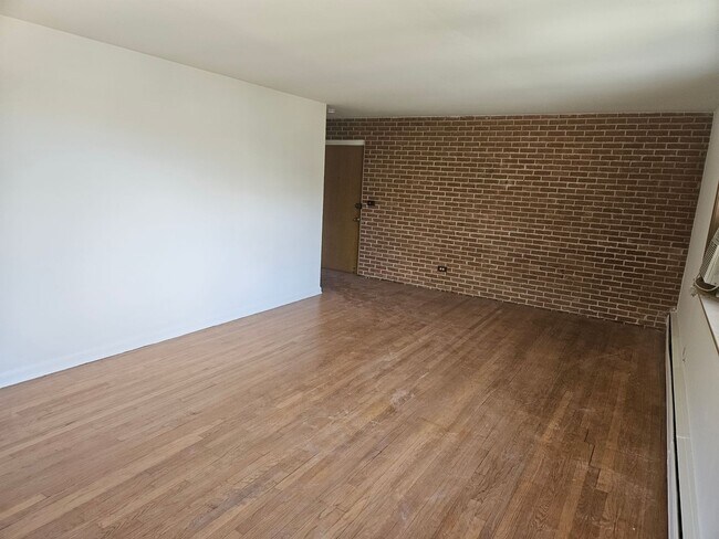 Building Photo - Charming Two Bedroom / 1.5 Bath