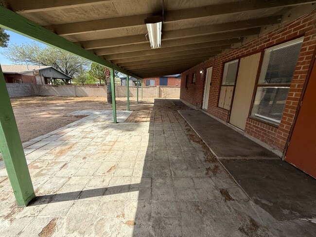 Building Photo - 1325 N Venice Ave