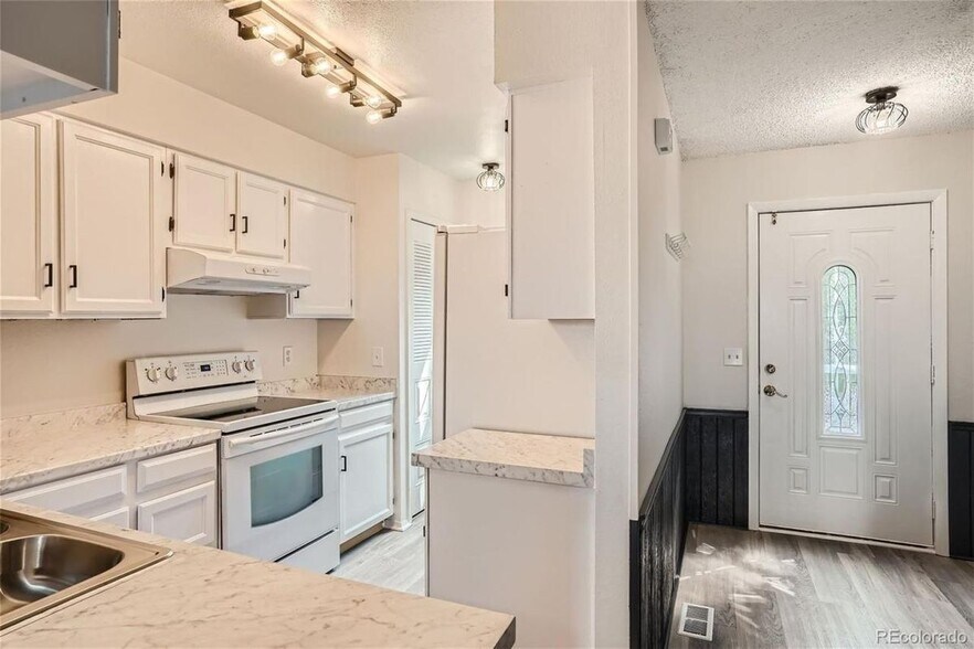 Building Photo - 10569 W Dartmouth Ave