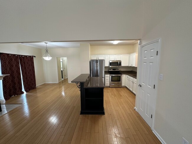 Building Photo - 1093 River Isle Dr