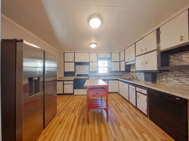 Building Photo - 3 Bedroom Home