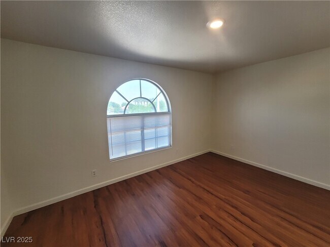 Building Photo - 3125 N Buffalo Dr