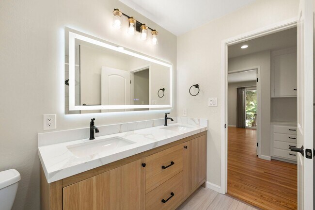 Building Photo - Spacious Menlo Park Retreat with 6 Bedroom...