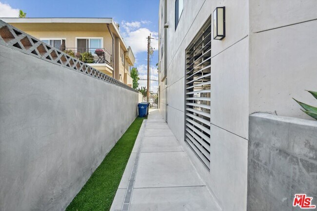 Building Photo - 819 E La Palma Dr