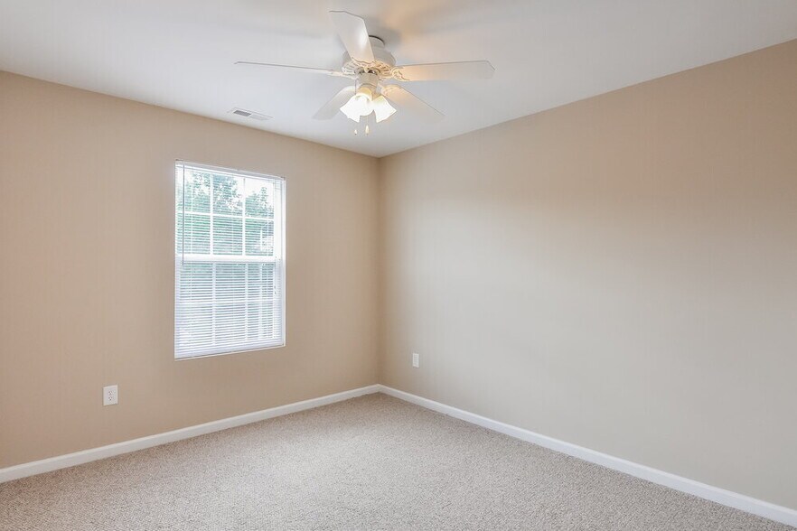 Building Photo - 708 Calavaras Ln