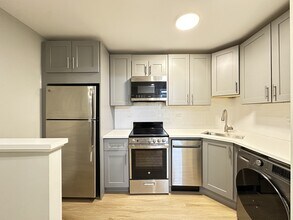 Building Photo - 1214 N La Salle Dr