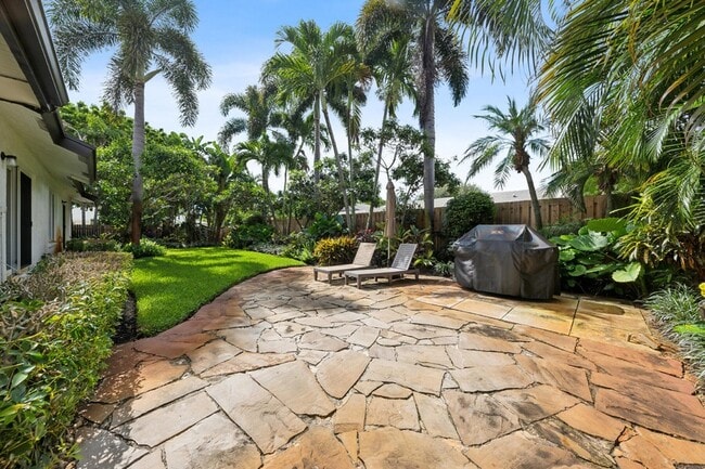 Building Photo - 556 SW 24th Ave