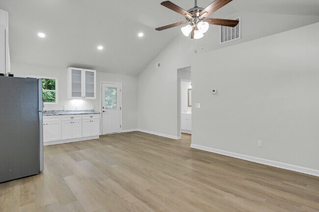 Building Photo - Updated Duplex on quiet street close to downtown.