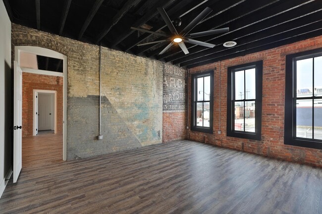 Building Photo - 370 S Washington Ave