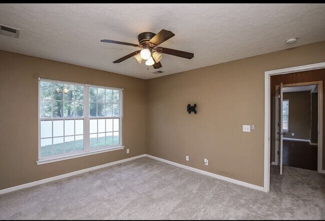 Building Photo - 3 Bedroom with Fenced Yard