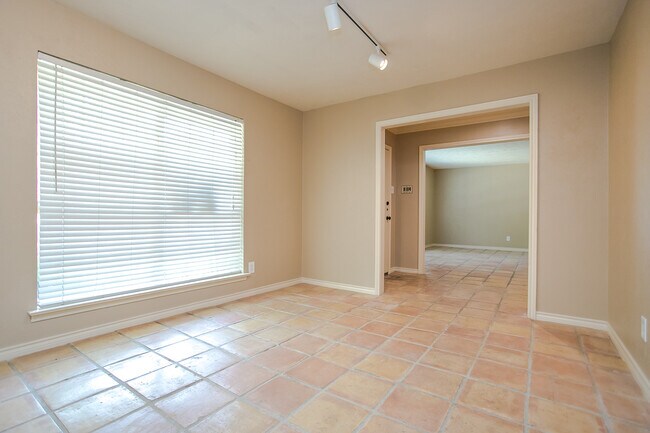 Building Photo - 10660 Pagewood Dr