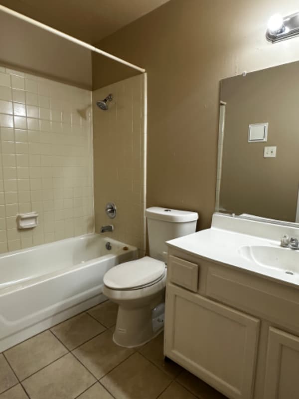 Building Photo - 9700 Leawood Blvd