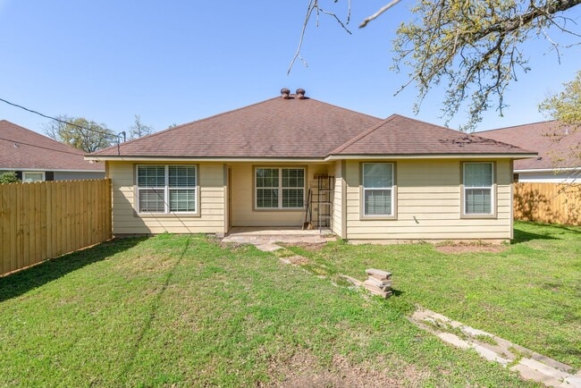 Building Photo - Newly Renovated 3 bed, 2 bath home on cul-...