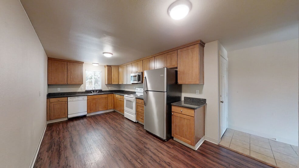 Eat-in Kitchen/All Appliances - 3925 Mason Loop Rd