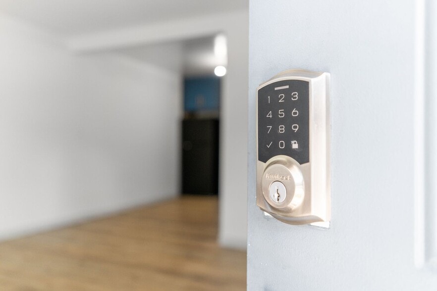 Building Photo - 1078 E 7th St