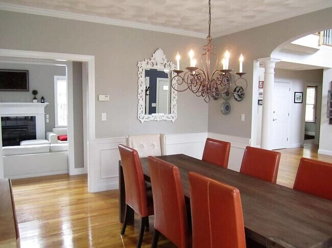 Building Photo - Spectacular 4 bedroom, 4,500 sq ft Single ...
