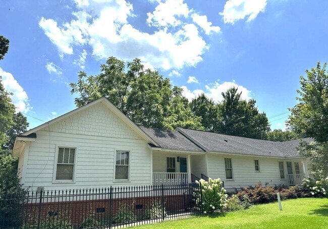 Building Photo - Gorgeous 3 Bedroom Cottage Style Home HALF...