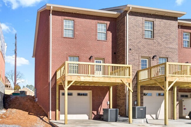Building Photo - 3 Bedroom Pet Friendly Townhome For Rent Near Heritage Park!