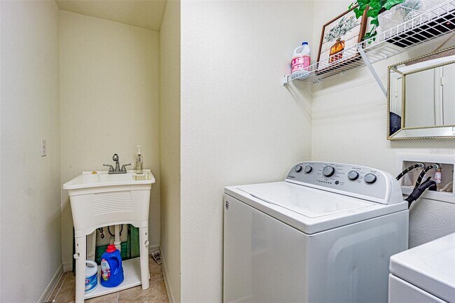 Building Photo - 7601 Muscovy Dr