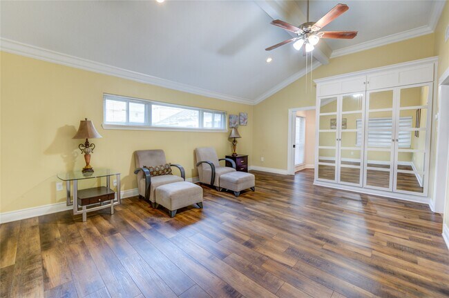 Building Photo - 2527 Potomac Dr