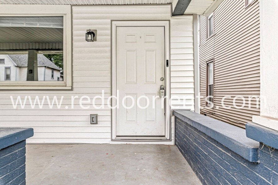 Building Photo - 2345 N Kenwood Ave