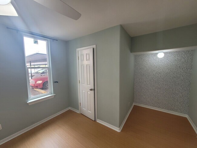 Building Photo - Ground Floor - 1 bedroom 1 bath - Near UTM...