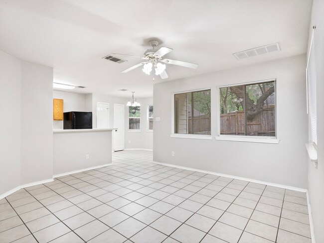 Building Photo - Stylish & Spacious 3-Bedroom Home Perfect for Students and Families