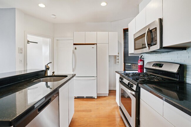 Building Photo - 14 65th St
