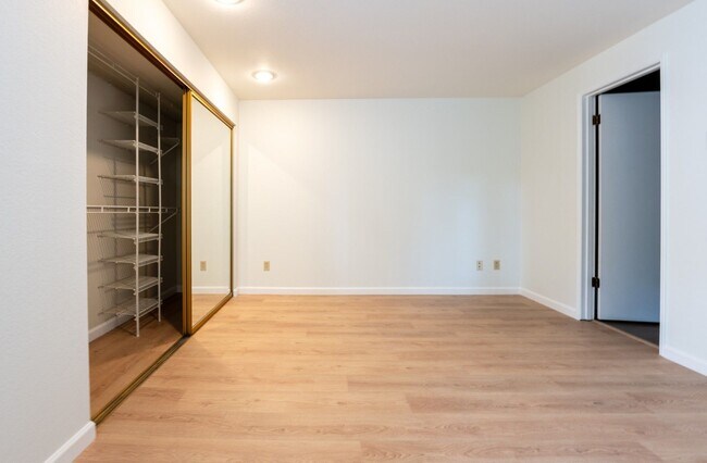 Building Photo - 2bd/1.75ba Kirkland Condo