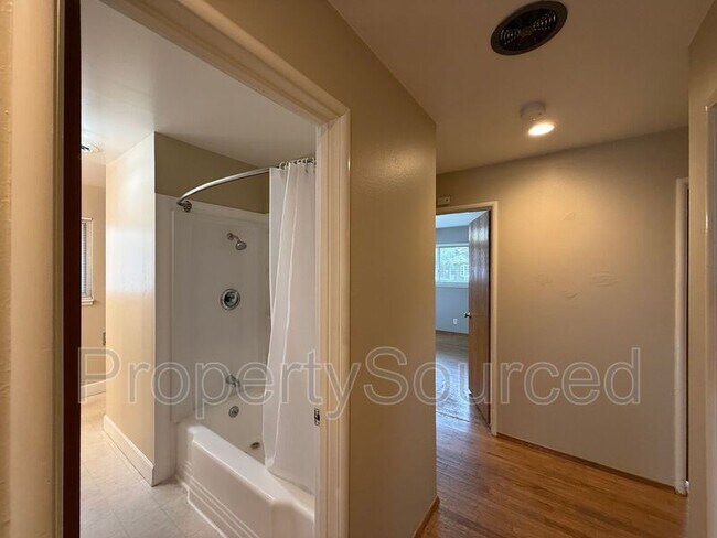 Building Photo - 1537 Maplewood Dr