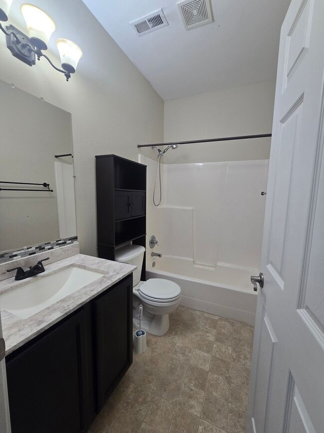 Building Photo - Amazing 4 bed/3 bath home