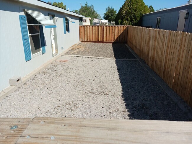 Building Photo - Large yard!