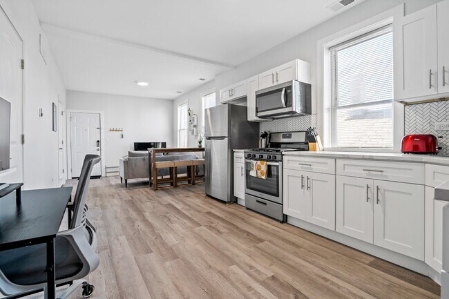 Building Photo - Urban Living: Spacious 2-Bedroom Haven in the Heart of Chicago!