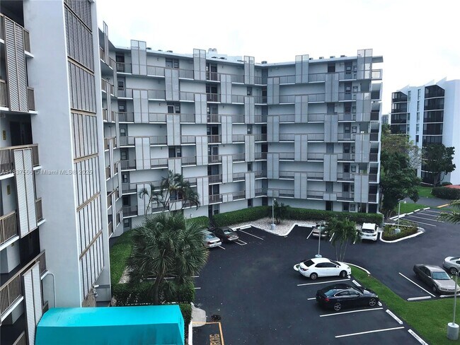Building Photo - 3475 N Country Club Dr