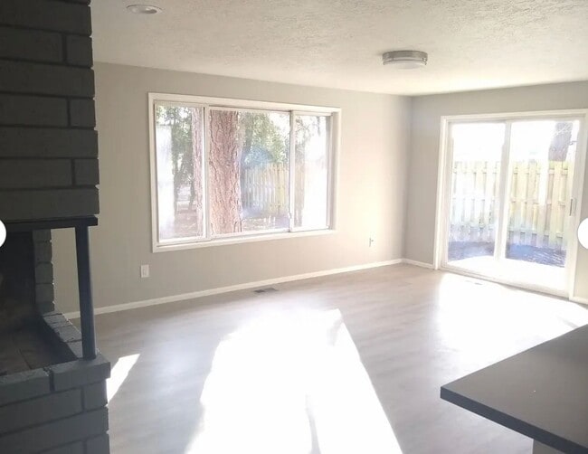 Building Photo - Beautiful 3 bedroom ranch on quiet cul-de-...