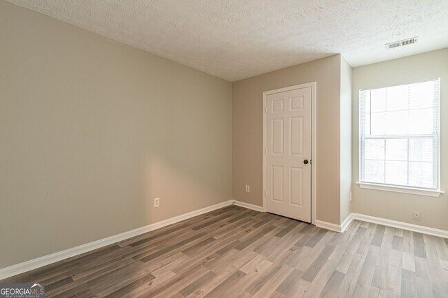 Building Photo - 5895 Hampton Ct