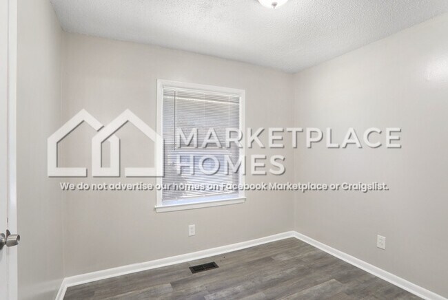Building Photo - 8206 Huntington Dr