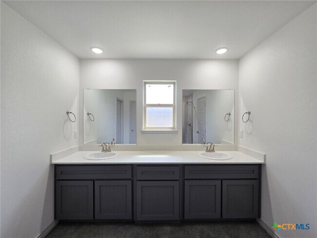 Building Photo - 818 Freedom Cir