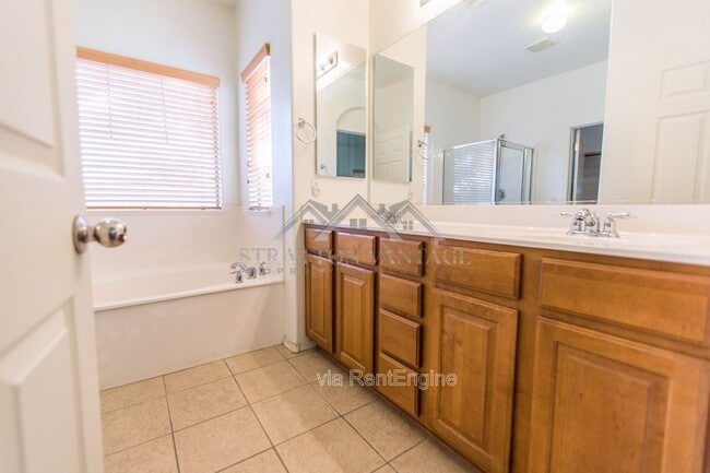 Building Photo - 945 E Blue Spruce Ln