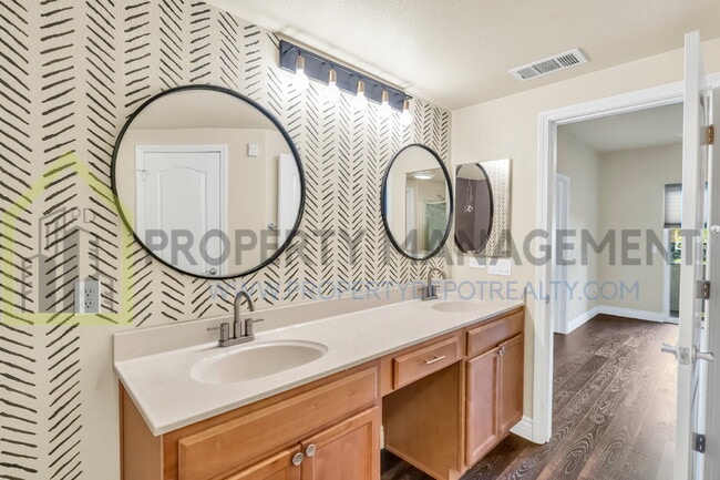 Building Photo - Spacious 2 (or 3!) Bed Condo in Gated Community