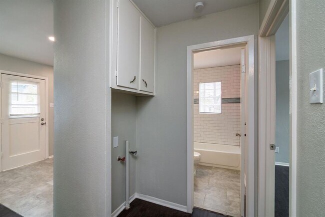 Building Photo - 3933 Stanley Ave