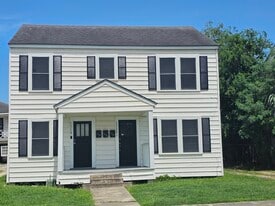 Building Photo - 1318 6th St