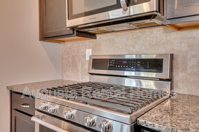 Building Photo - 848 Tyler Woods Dr