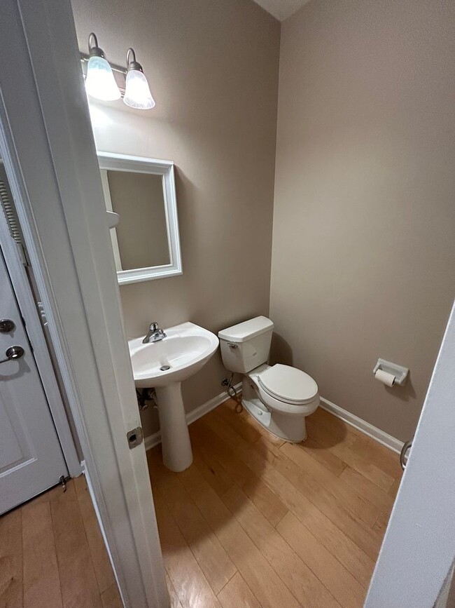 Building Photo - Large 3 bd 2.5 bath with all new paint! Fe...