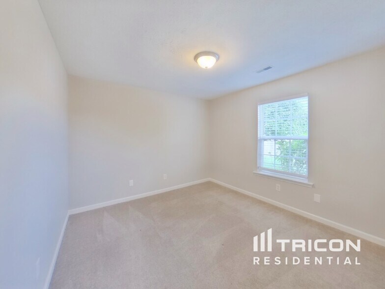 Building Photo - 2108 Montgomery Ln