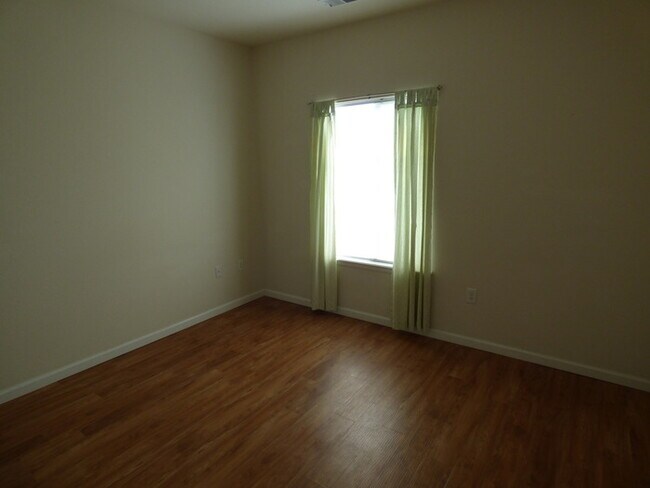 Building Photo - MUST SEE 2 Bed/2 Bath Condo in the Lakesho...