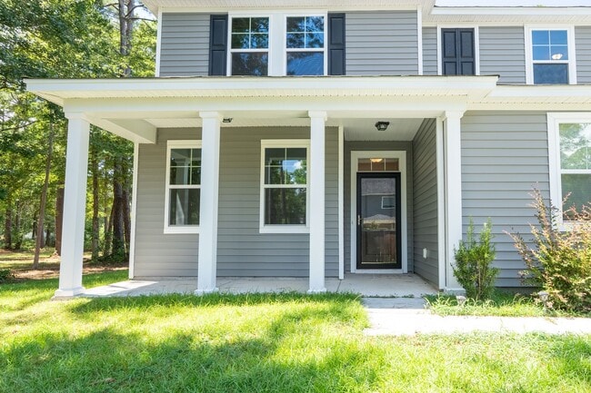 Building Photo - Modern Living in the Heart of Summerville!