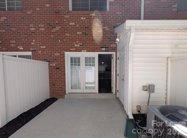 Building Photo - 1215 Green Oaks Ln