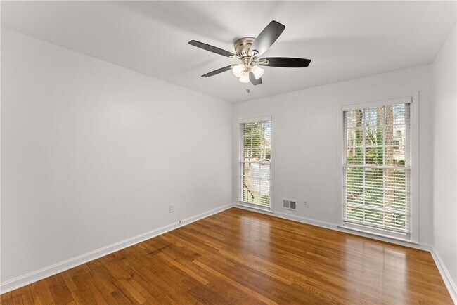Building Photo - 4540 Club Valley Dr NE