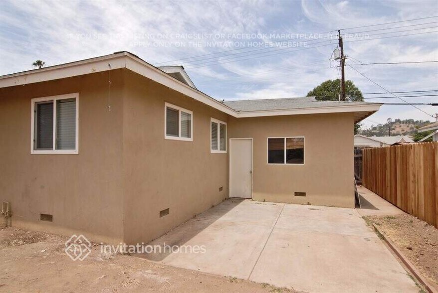 Building Photo - 2049 E Lincoln Ave